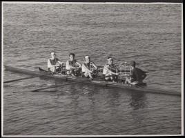 1953 Vadas Ernő: Egy négyevezős versenyhajó legénységéről,vintage fotó, pecséttel jelzett, 17x23 cm