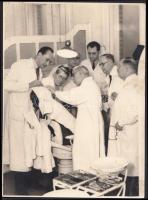 cca 1930-1940 Brodszky Sándor: Fogászati kezelés konzulensekkel, 23x17 cm