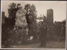 1932 Heim Pál síremléke Budapesten a Kerepesi úti temetőben, Vastagh György alkotása; Avatóbeszédet mond prof. Dr.  Hainiss Elemér, az I. sz. Gyermekklinika vezetője, feliratozva, 18x24 cm