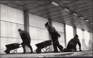 cca 1970-1980 Karner Károly: Mozgásban, feliratozott vintage fotóművészeti alkotás, 11x18 cm