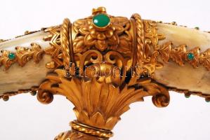 Gazdagon díszített koronás szarukürt, réz veretekkel, rátétekkel, szintetikus kövekkel, karmos réz l...