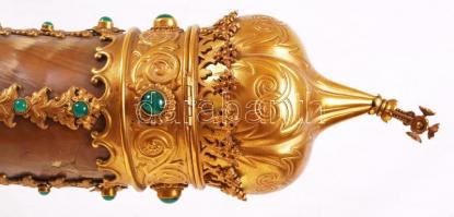 Gazdagon díszített koronás szarukürt, réz veretekkel, rátétekkel, szintetikus kövekkel, karmos réz l...