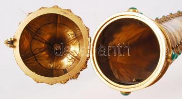 Gazdagon díszített koronás szarukürt, réz veretekkel, rátétekkel, szintetikus kövekkel, karmos réz l...