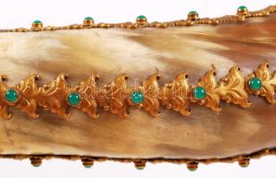 Gazdagon díszített koronás szarukürt, réz veretekkel, rátétekkel, szintetikus kövekkel, karmos réz l...