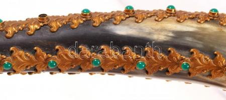 Gazdagon díszített koronás szarukürt, réz veretekkel, rátétekkel, szintetikus kövekkel, karmos réz l...