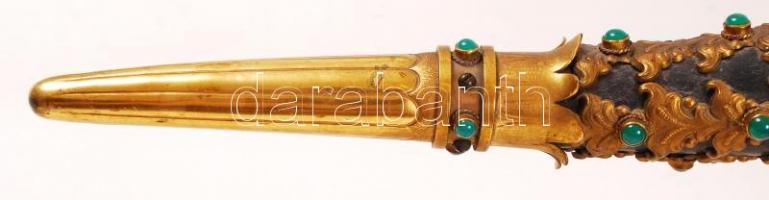 Gazdagon díszített koronás szarukürt, réz veretekkel, rátétekkel, szintetikus kövekkel, karmos réz l...