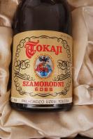 Tokaji szamorodni édes bor szett, két 0,25 dl boros üveggel, két pohárral, dísz dobozban, 24×28 cm