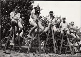 cca 1970-1980 Középiskolás lányok építőtáborban, 12x17 cm