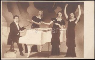 cca 1930-1940 L&#8217;Art fotóműterem: Reklám fotómontázs egy énekegyüttesről, rajzolt díszletekkel, 11x15 cm