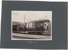 cca 1930-1940 Jungfrau vasút, albumlapra felragasztva, hátoldalán tájkép a hegyekről, 2db fotó, 8x11 cm, karton 13x18 cm