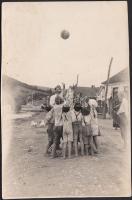 cca 1920-1930 A falusi gyermekek labdát kaptak ajándékba, vintage szociofotó, a Pesti Napló archívumából, jelzetlen, 17x11 cm