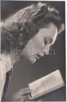cca 1940-1950 Haller Frigyes Géza: Olvasó nő profilja, vintage fotóművészeti alkotás, csak monogrammal jelölve, a szerzőtől nagyon ritkán bukkan fel egy-egy kép, 17x11 cm