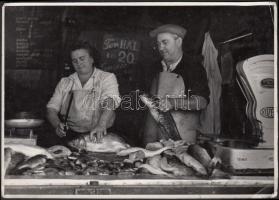 1956 Tiszavölgyi József: Halpiac, vintage szociofotó, pecséttel jelzett, aláírt, 12x17 cm