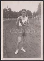 cca 1925-1930 Magdics László (1902-1972 atléta, gépészmérnök, 1928-ban az amszterdami olimpia résztvevője, 18x13 cm