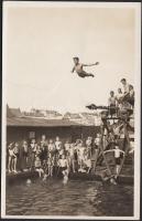 cca 1930-1940 Bátor ugrás a medencébe, Agfa reklám fotólap, felületén törésnyomok, 8x13 cm