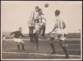 1930 Klouda (Prága): Spárta &#8211; Hungária 3:2, emelt térddel Kléber fejel, feliratozott, pecséttel jelzett vintage sportfotó, 13x18 cm