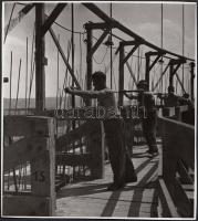 cca 1960 Ismeretlen szerző: Vasbeton szerelők, vintage szociófotó, jelzetlen, 12x11 cm1cm