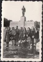 cca 1950 Szabó Gyula: Csoportkép a Szálin szobor előtt, jelzetlen, a szerző hagyatékából, 6x9 cm
