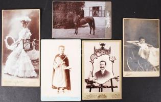 cca 1890-1910 Fotótörténeti leletek Erdélyből, (Szászváros, Gyulafehérvár, Kolozsvár, Fogaras, Arad), 5 db keményhátú  műtermi fénykép, 10x16 cm és 11x21 cm közötti méretek