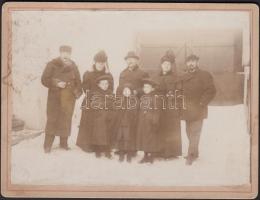 cca 1900 Gyógyszertár a megváltóhoz, Körmend; a gyógyszertár tulajdonosa, családja, s egyben a személyzete, keményhátú fénykép, pecséttel jelzett, 12x16 cm