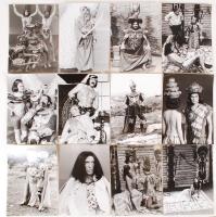 cca 1970-1980 Magyar fantáziafilm szereplői, jelenetei, díszletei és jelmezei, 21 db filmfotó, 13x18 cm