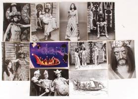 cca 1970-1980 Magyar fantáziafilm szereplői, jelenetei, díszletei és jelmezei, 21 db filmfotó, 13x18...