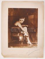 1927 Weisz Hugó: Halász Anna színésznő a Marica grófnő c. darabban, feliratozva, képméret 17x22 cm, karton 32x24 cm