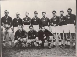 cca 1950-1954 Aranycsapat fényképe, 24x18 cm