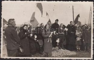 1939 Felfalu (Szlovákia) lakossága üdvözli a bevonuló katonaságot, hátoldalán feliratozva, 13x8 cm