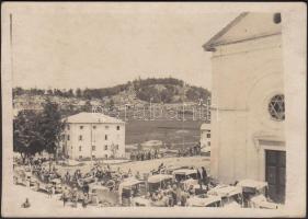 1916 Tirol, Állomásozó olasz katonákkal gépkocsikkal a háttérben zsinagógával, hátoldalán jegyzettel / 1916 Tyrol, Italian soldiers in the background with synagogue, 9x12 cm