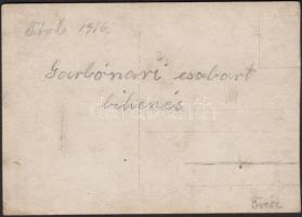 1916 Tirol, Állomásozó olasz katonákkal gépkocsikkal a háttérben zsinagógával, hátoldalán jegyzettel...