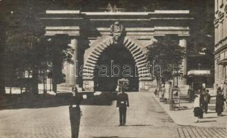 Budapest I. Alagút, forgalomirányító rendőr