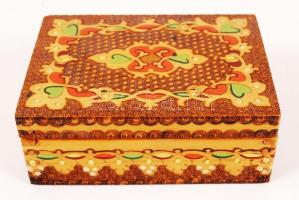 Vegyes tétel: kis színes fadobozkában női órák, óraszíjak és egyéb apróságok