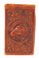 Bőr gyufatartó lófejes díszítéssel, hátoldalán "Férfi szobai" ráírással, 12x7x4 cm