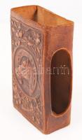 Bőr gyufatartó lófejes díszítéssel, hátoldalán "Férfi szobai" ráírással, 12x7x4 cm