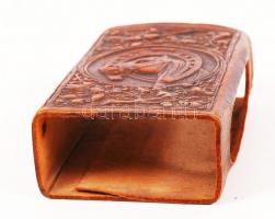 Bőr gyufatartó lófejes díszítéssel, hátoldalán "Férfi szobai" ráírással, 12x7x4 cm