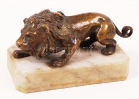 Lopakodó oroszlán, bronz, alabástrom talapzaton, m:5 cm, h:12 cm