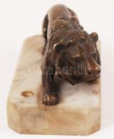 Lopakodó oroszlán, bronz, alabástrom talapzaton, m:5 cm, h:12 cm
