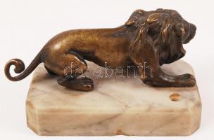 Lopakodó oroszlán, bronz, alabástrom talapzaton, m:5 cm, h:12 cm