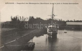 Pointe des Galets, Paquebot des Messageries Maritimes dans le port / port, ship