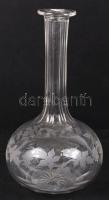 Borosüveg, csiszolt, hámozott szőlőmintás díszítéssel, m: 26 cm