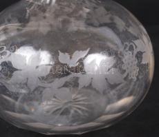 Borosüveg, csiszolt, hámozott szőlőmintás díszítéssel, m: 26 cm