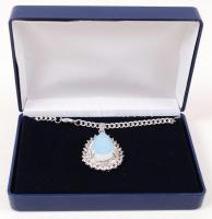 Csepp alakú függő szintetikus kővel láncon /
drop-shaped pendant with necklace