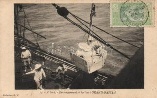 Grand-Bassam disembarking of passengers