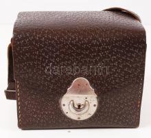 1937-1938 Eastman Kodak Popular Brownie rollfilmes boxkamera bőr tokkal (az egyik kereső törött, a tok erősen megviselt állapotú) / Box camera in leather case (needs repair)
