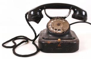 Régi telefon, viseltes állapotban, m:19 cm, h:24 cm