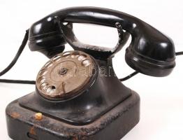 Régi telefon, viseltes állapotban, m:19 cm, h:24 cm