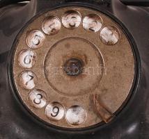 Régi telefon, viseltes állapotban, m:19 cm, h:24 cm