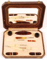 Pedikűr készlet műbőr tokban tükörrel, teljes, doboz mérete: 24x19 cm