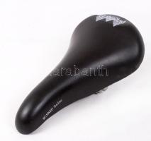 SMP Selle Pyrenées kerékpárnyereg, jó állapotban, egyik szélén az anyag sérült